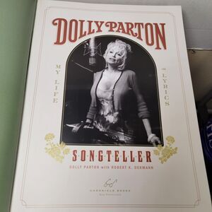 BOOK Dolly Parton Songteller: My Life In Lyrics - Hardback